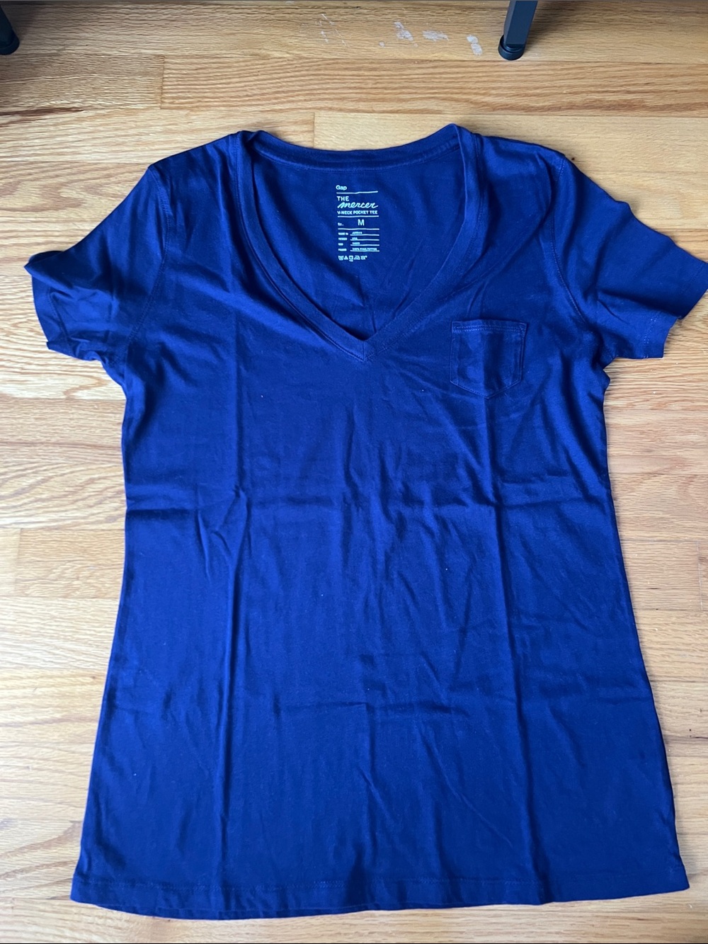 Gap the Mercer V neck pocket tee M